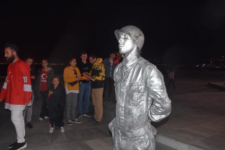 Asker selamı veren canlı heykel rekor kırdı (2) G3