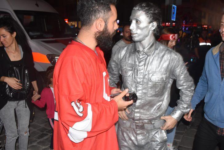 Asker selamı veren canlı heykel rekor kırdı (2) G5