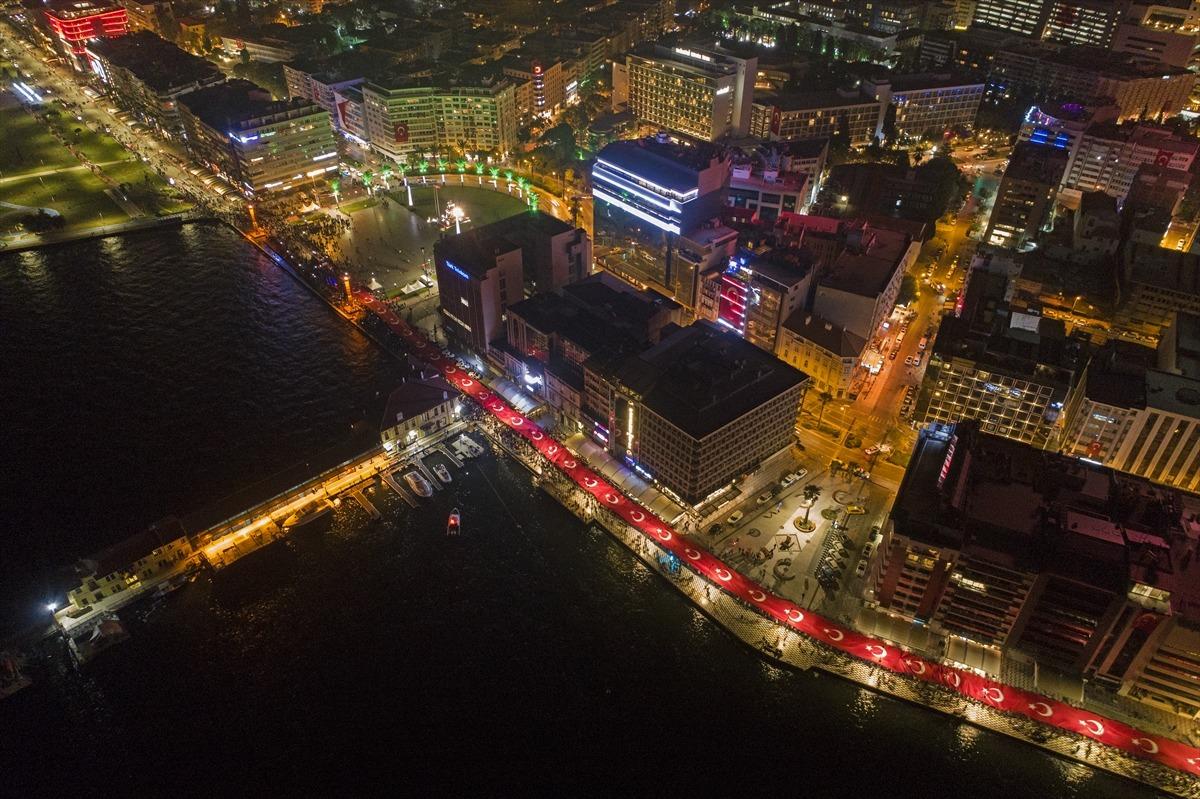 İzmir'de 350 metre uzunluğunda T&uuml;rk bayrağı a&ccedil;ıldı