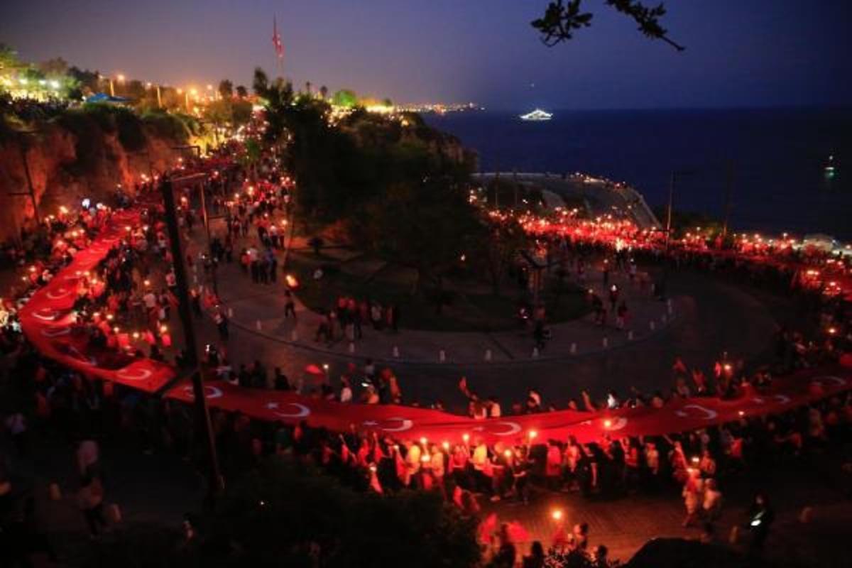 T&uuml;rkiye'de Cumhuriyet coşkusu! Muhteşem g&ouml;r&uuml;nt&uuml;ler