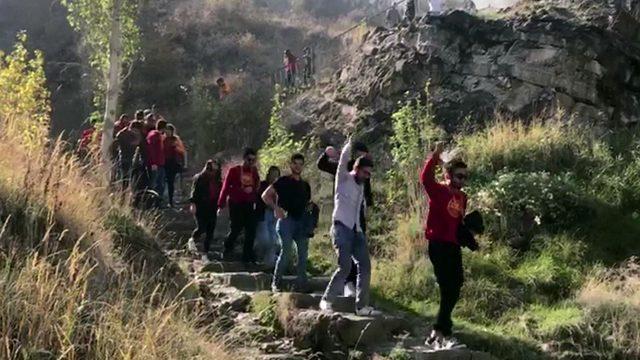 Tortum Şelalesi'ni stadyuma çevirdiler