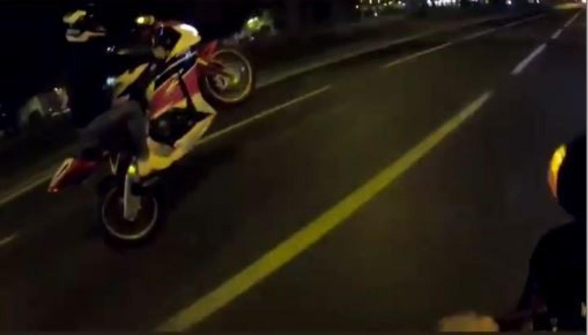 İstanbul&rsquo;da motosikletli magandanın 'tek teker' ve 'makas' ter&ouml;r&uuml; kamerada