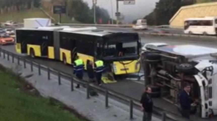 Kağıthane'de İETT otob&uuml;s&uuml;, kamyonete &ccedil;arptı