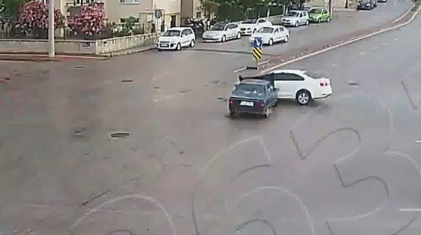 &Ccedil;anakkale&rsquo;deki trafik kazaları mobese kameralarına yansıdı