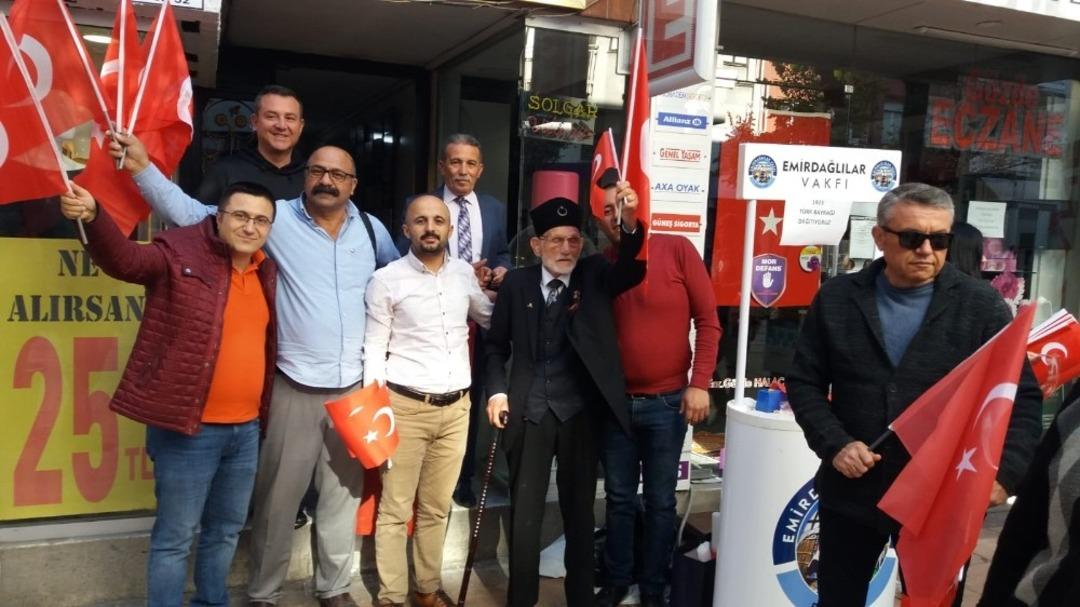 Emirdağlılar Eğitim ve K&uuml;lt&uuml;r Vakfı bin 923 adet T&uuml;rk bayrağı dağıttı