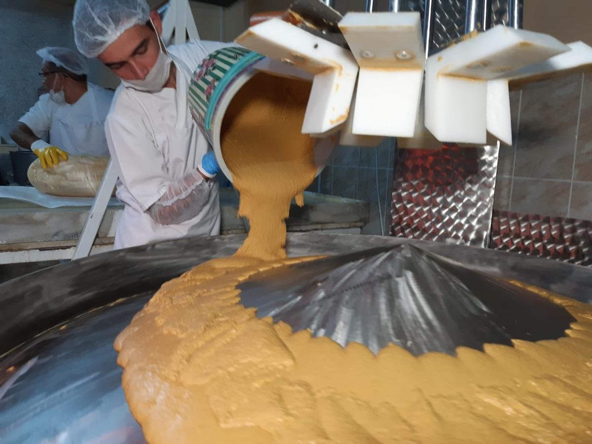 &Ccedil;&ouml;lyak hastası oğlu i&ccedil;in, d&uuml;nyada bir ilki başararak gl&uuml;tensiz pişmaniye &uuml;retti