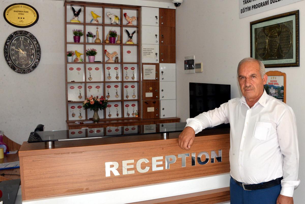 Minib&uuml;s şof&ouml;rl&uuml;ğ&uuml; bırakıp, il&ccedil;enin ilk otelini yaptı