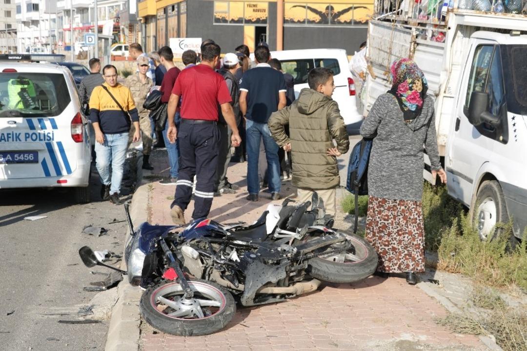 Otomobil ile &ccedil;arpışan motosiklet s&uuml;r&uuml;c&uuml;s&uuml; yaralandı