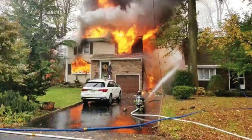 ABD'de k&uuml;&ccedil;&uuml;k u&ccedil;ak eve &ccedil;akıldı!