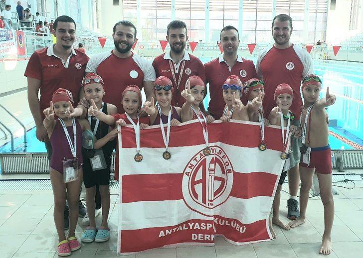 Cumhuriyet için yüzdüler G1