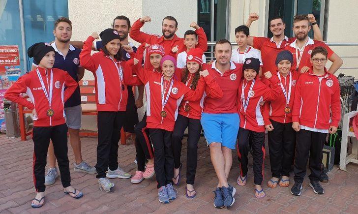 Cumhuriyet için yüzdüler G3