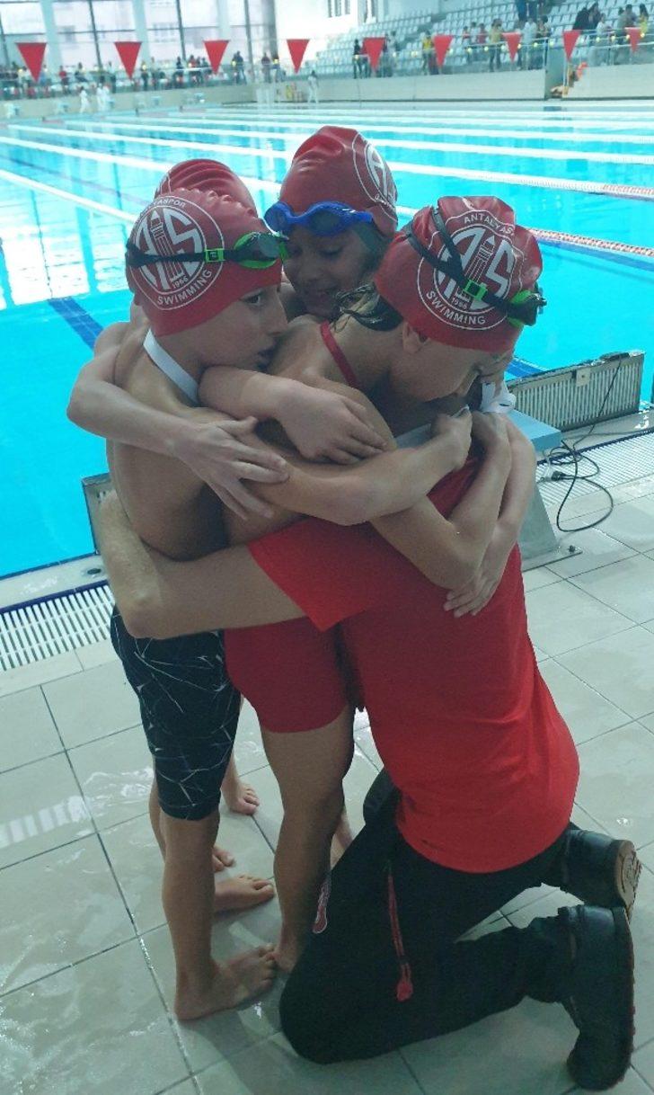 Cumhuriyet için yüzdüler G4