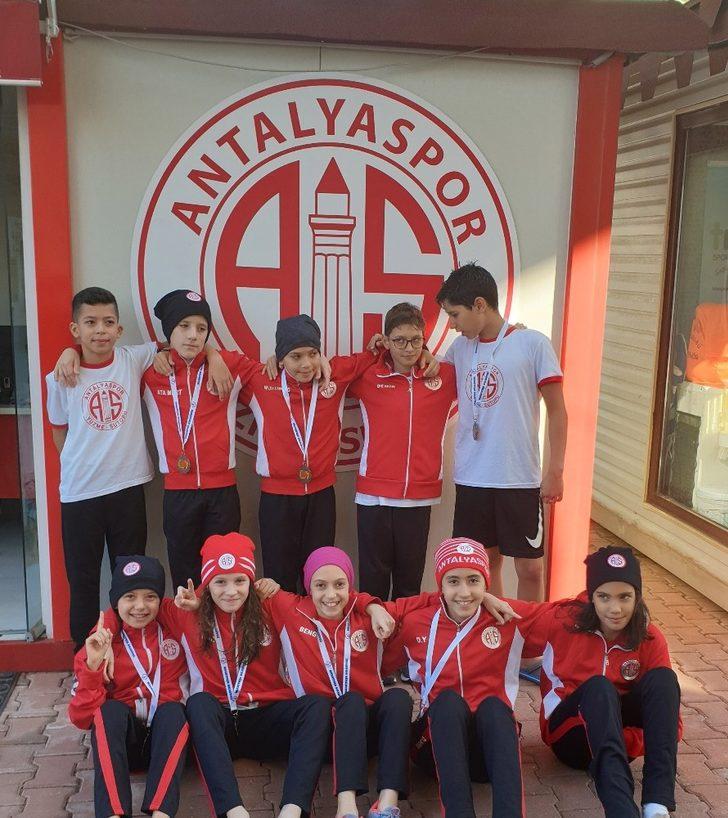 Cumhuriyet için yüzdüler G5