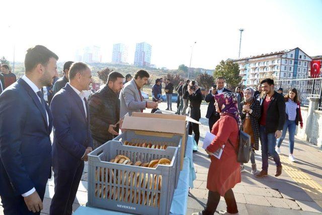Nevşehir Belediye Başkanı Arı, üniversite öğrencilere süt ve poğaça ikram etti