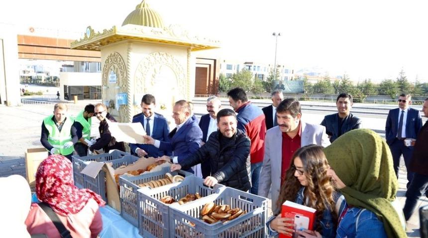 Nevşehir Belediye Başkanı Arı, &uuml;niversite &ouml;ğrencilere s&uuml;t ve poğa&ccedil;a ikram etti