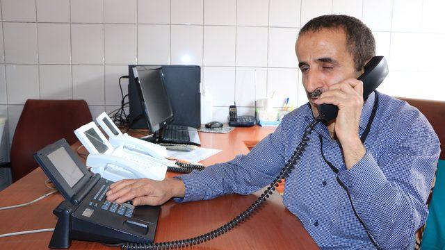 Görme engelli memurun hafızasında bin telefon numarası var