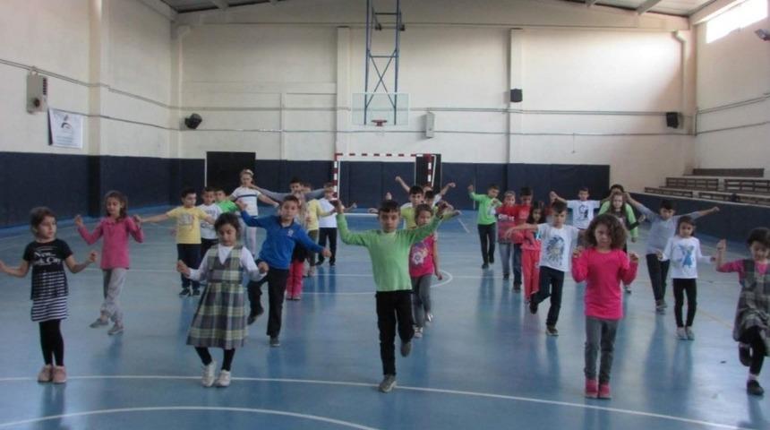 Minik &ouml;ğrenciler y&ouml;resel halk oyunlarını &ouml;ğreniyor