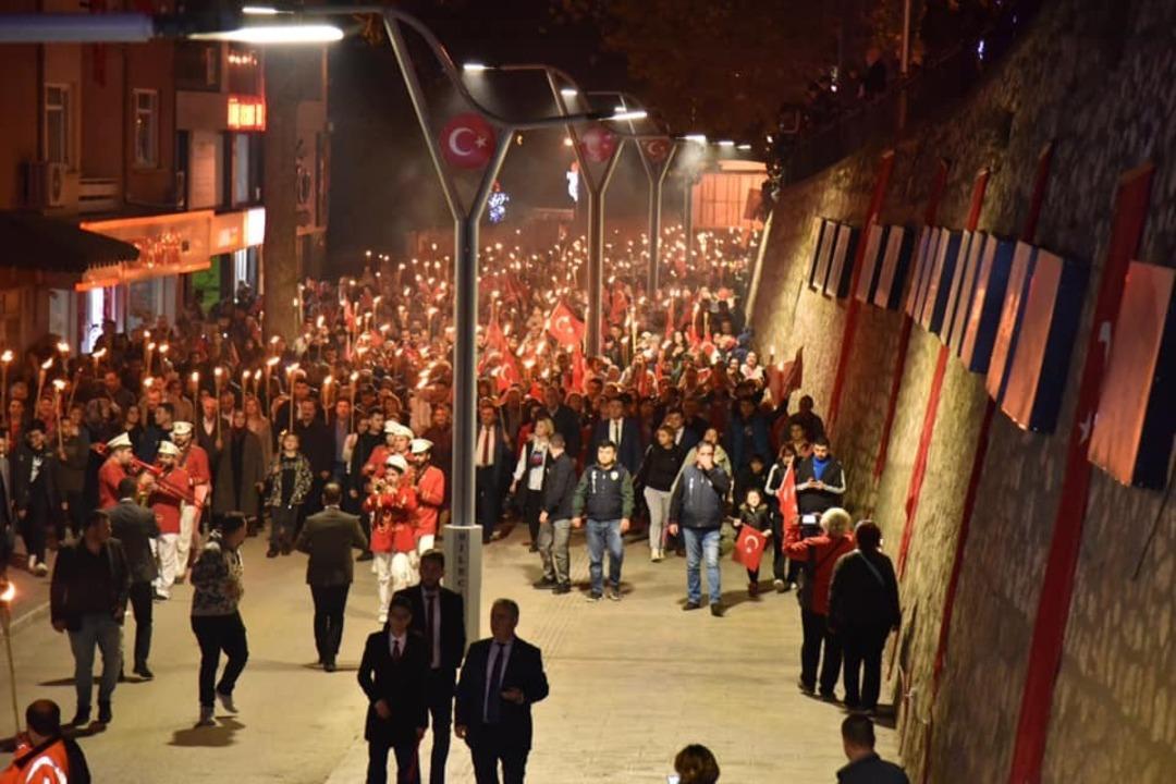 Binlerce kişi sokaklara d&ouml;k&uuml;ld&uuml;