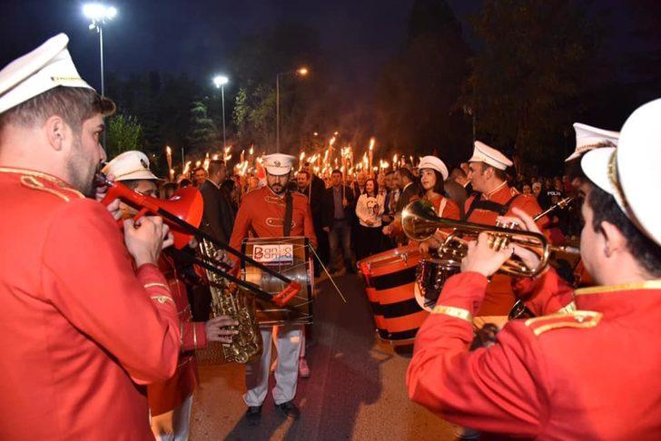 Binlerce kişi sokaklara döküldü G2
