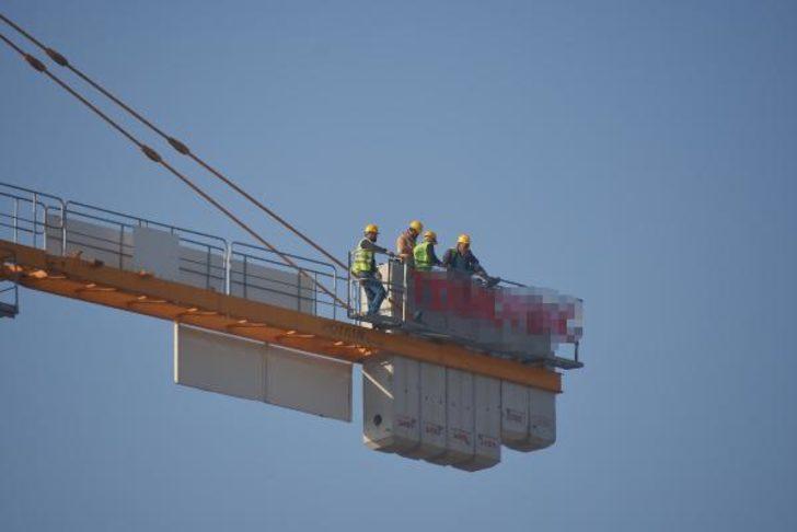 İzmir'de paralarını alamayan işçilerden vinç üzerinde eylem  G2