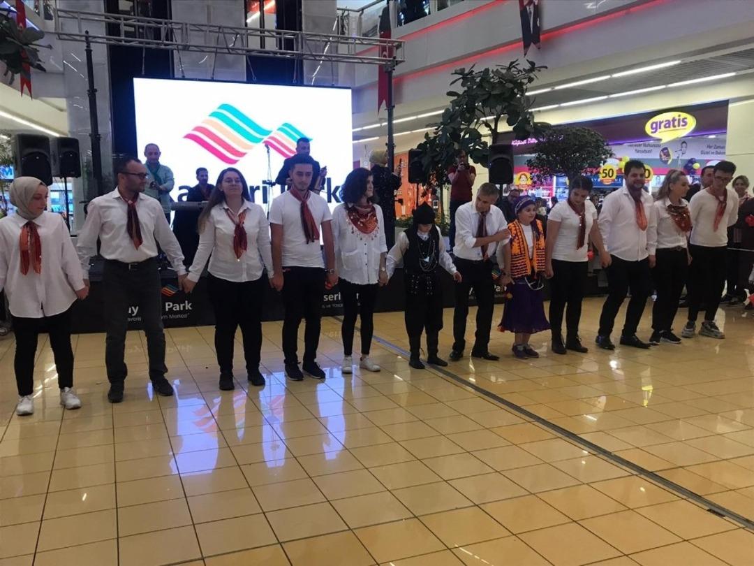 Kayseri Karadenizliler Derneği Cumhuriyet&rsquo;in 96. yılını horon ve kemen&ccedil;e ile kutladı