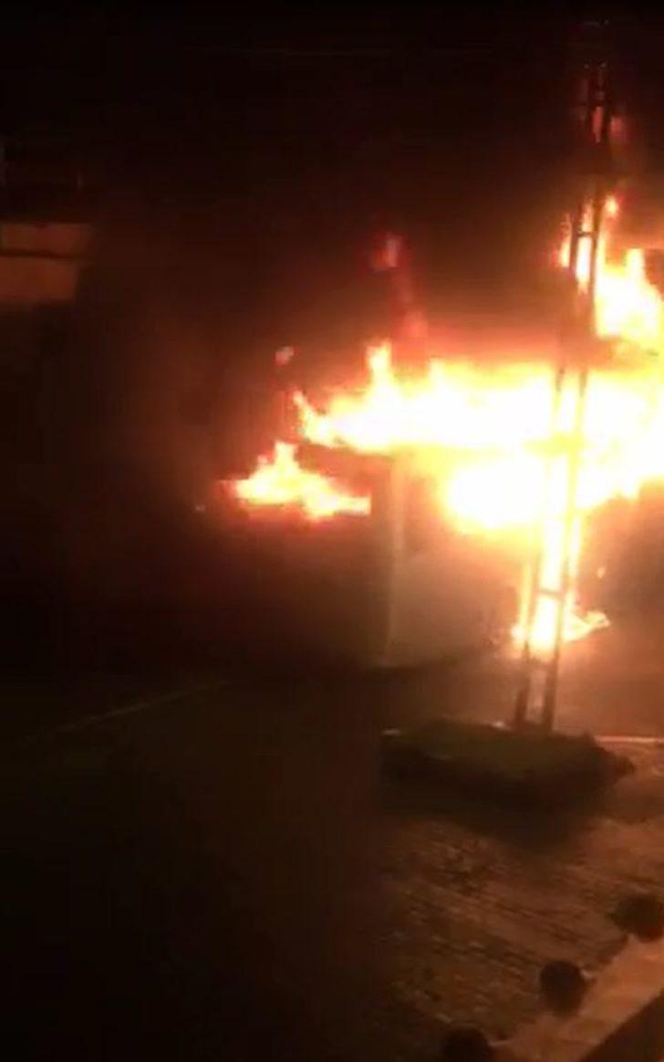 Artvin'de yolcu otobüsü alev alev yandı G1