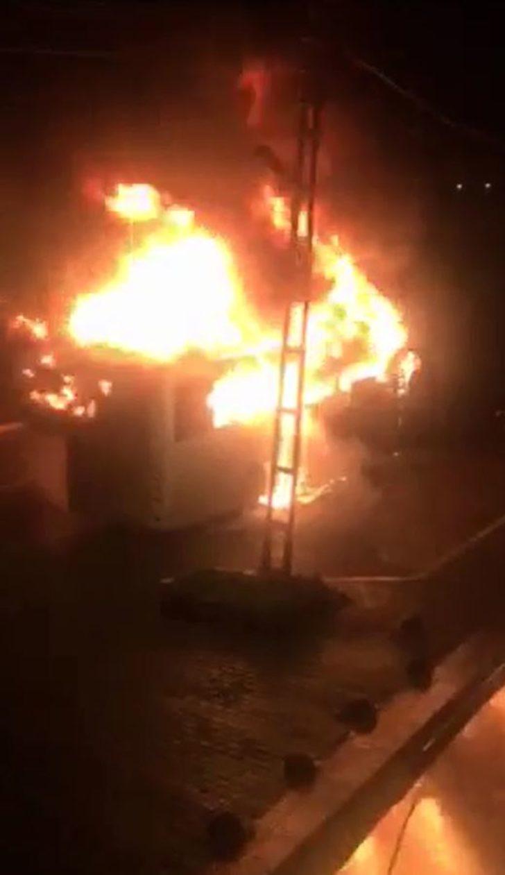 Artvin'de yolcu otobüsü alev alev yandı G2