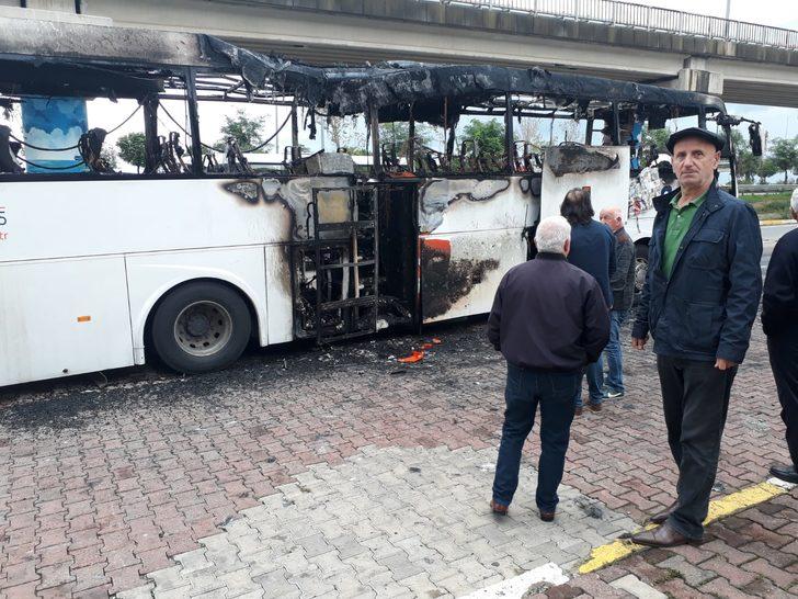 Artvin'de yolcu otobüsü alev alev yandı G3