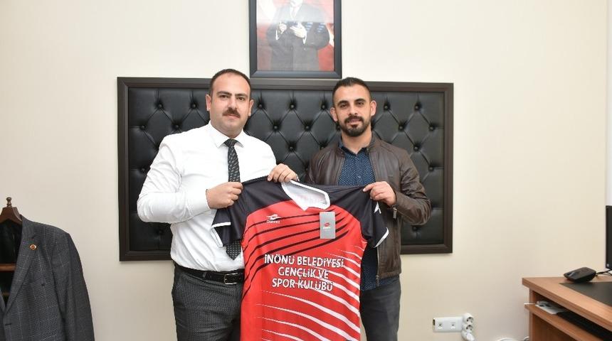 İn&ouml;n&uuml; Belediyesi spora desteğini s&uuml;rd&uuml;r&uuml;yor