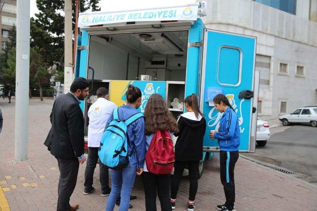 Haliliye&rsquo;de vatandaşlara sıcak &ccedil;orba ikramı