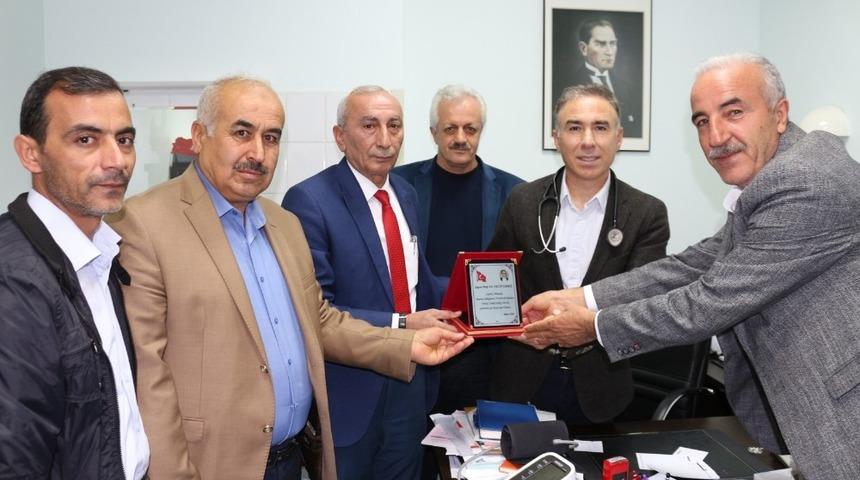 Muhtardan profes&ouml;re plaket