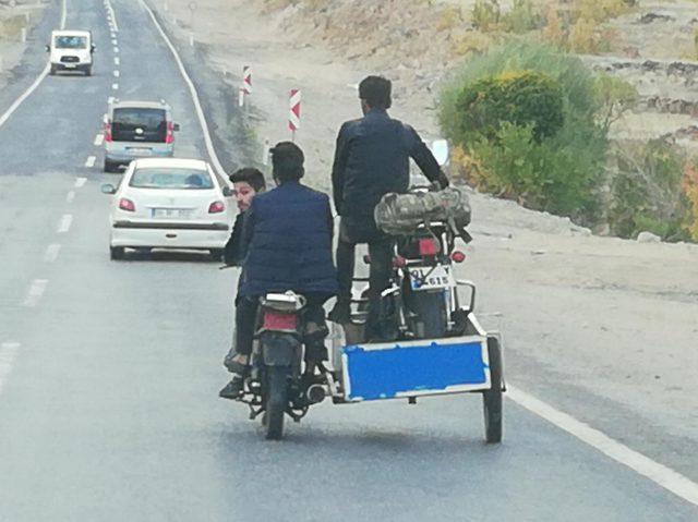 Motosiklet sepetinde tehlikeli yolculuk