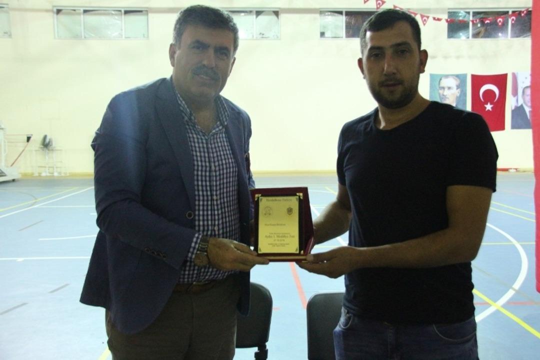 Modifiye Center &uuml;yelerinden Başkan Cankul&rsquo;a plaket