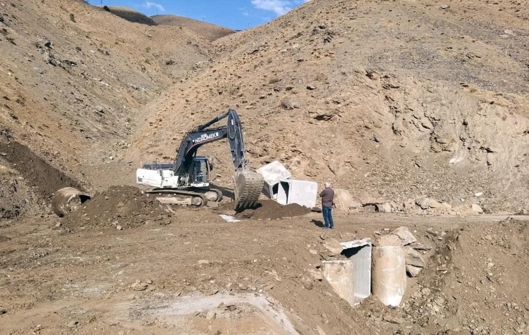 Van B&uuml;y&uuml;kşehir Belediyesinden stabilize yol &ccedil;alışması