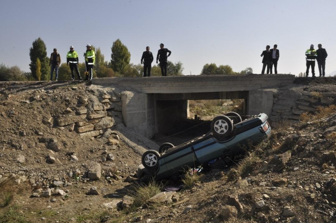 Otomobil dere yatağına yuvarlandı: 3 yaralı