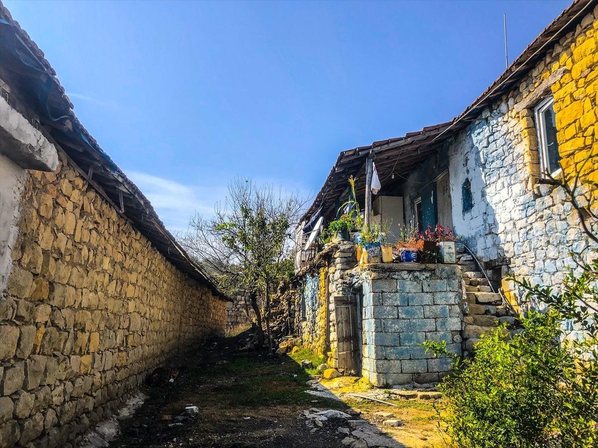 Anadolu k&ouml;ylerinin eski taş evleri zamana direniyor