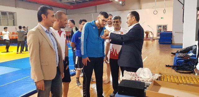 Başkan Dağtekin Avrupa’da derece yapan sporcularla bir araya geldi