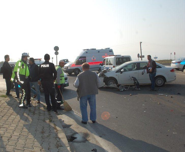 Kamyonla çarpışan otomobil hurdaya döndü G2