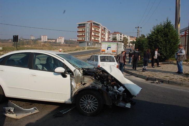 Kamyonla çarpışan otomobil hurdaya döndü G3