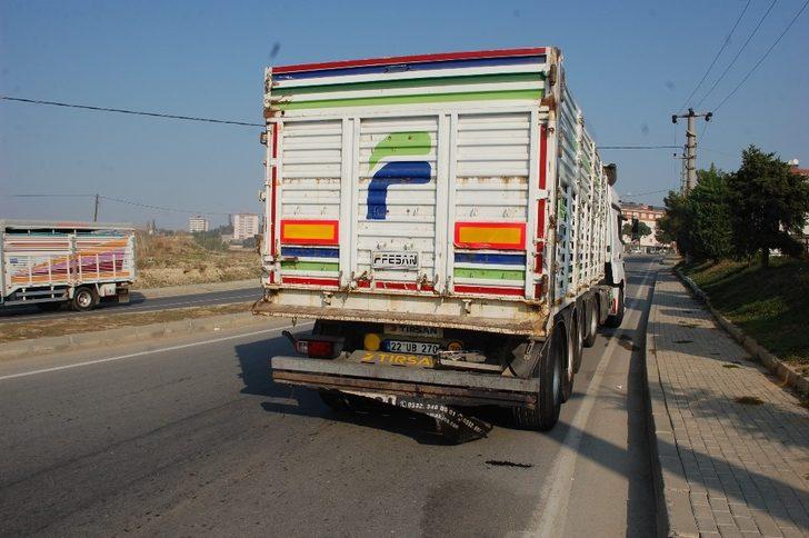 Kamyonla çarpışan otomobil hurdaya döndü G5