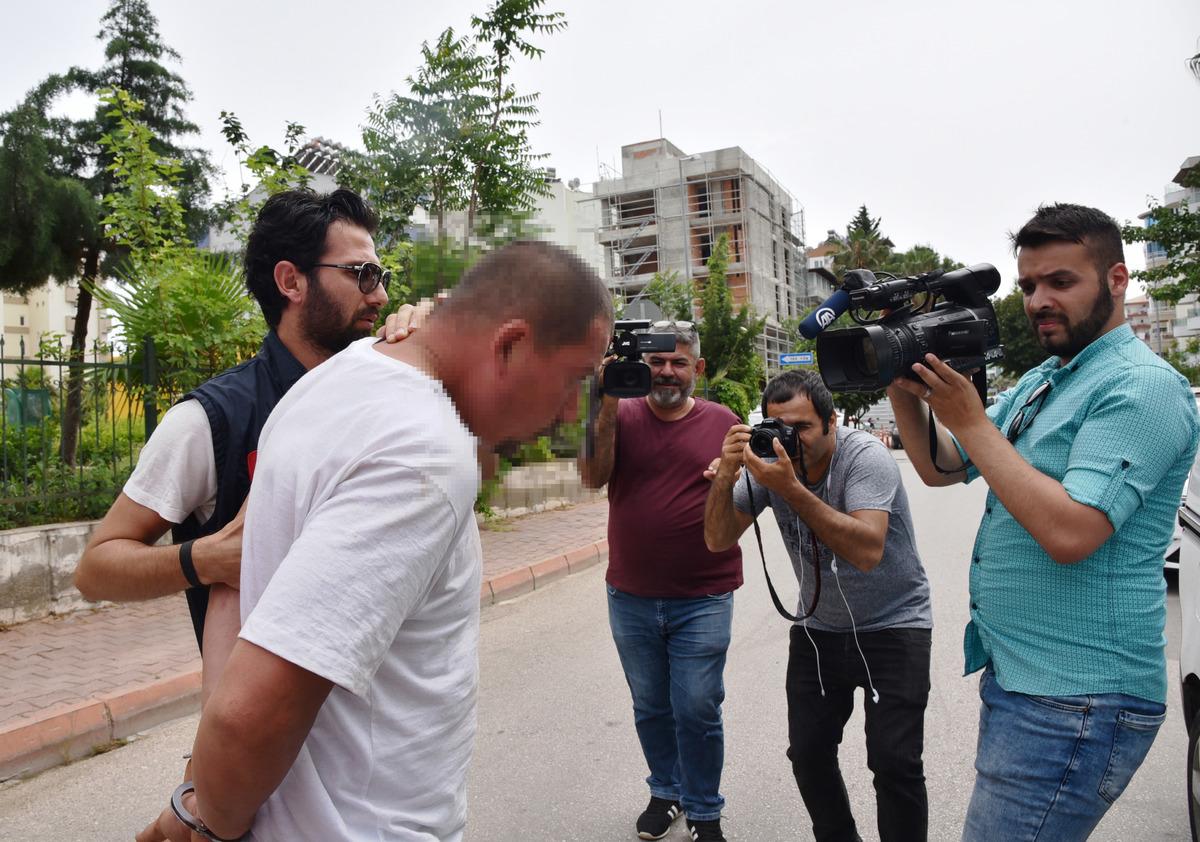 Her satırı korkun&ccedil;! &Ouml;ld&uuml;rd&uuml;ğ&uuml; arkadaşının cesedinin y&uuml;z&uuml;ne yumruk, sırtına tekme atmış