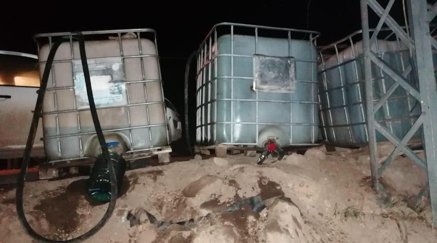 Sarıkamış&rsquo;ta akaryakıt &ccedil;alan 4 kişi su&ccedil;&uuml;st&uuml; yakalandı