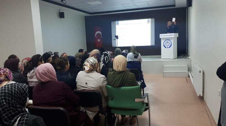 Kadınlara trafik eğitimi verildi