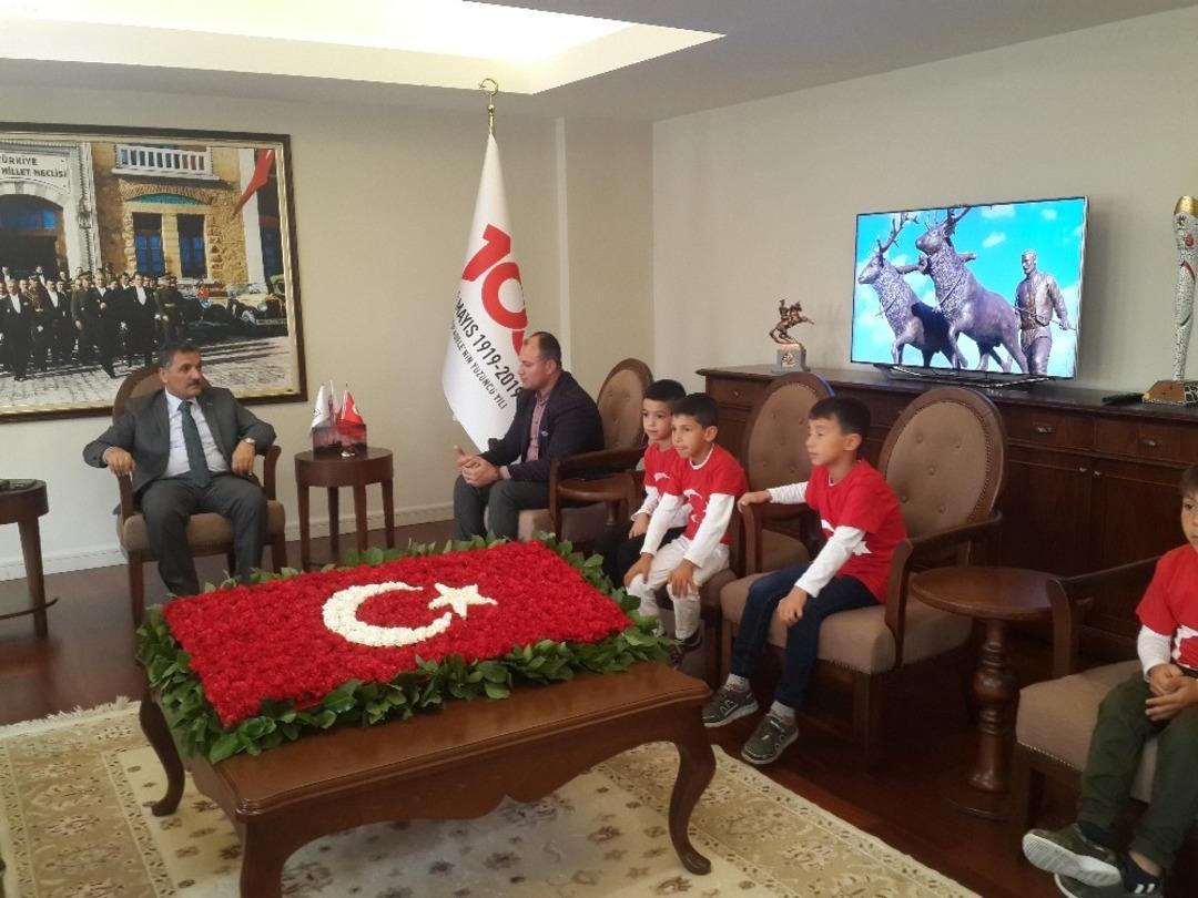 Cumhurbaşkanı Erdoğan&rsquo;ı ziyaret eden &ouml;ğrenciler Vali Kaymak&rsquo;ın makamında