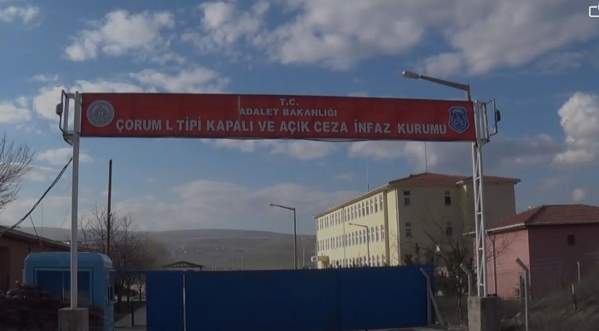 &Ccedil;orum'da kan donduran olay! Boğazını kestiği arkadaşının kanıyla lakaplarını yazdı