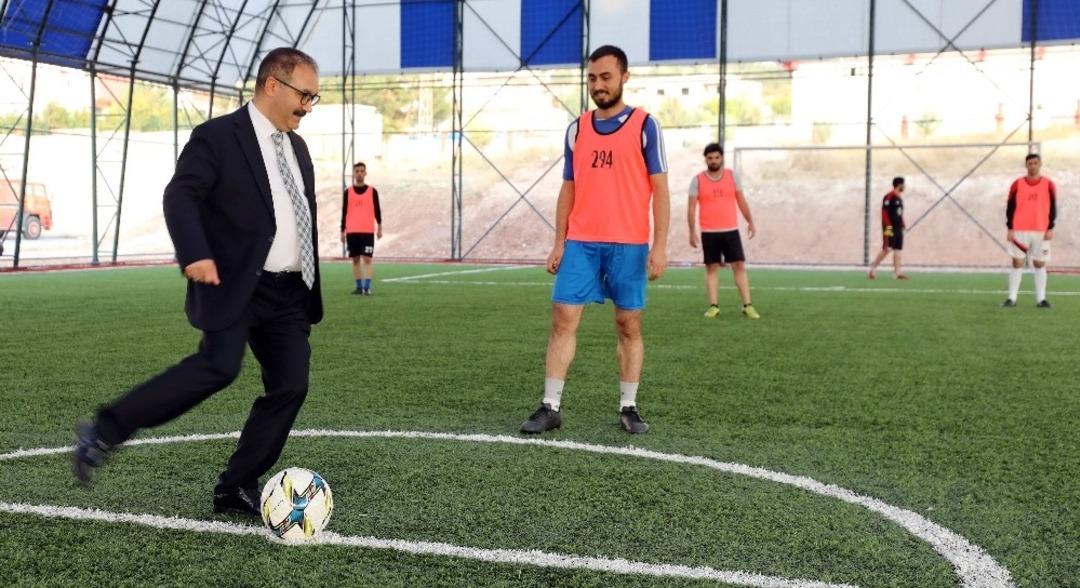 Oğuzeli MYO&rsquo;da halı saha hizmeti a&ccedil;ıldı