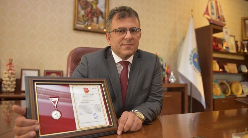 TSK G&uuml;&ccedil;lendirme Vakfı&rsquo;ndan Başkan &Ccedil;atal&rsquo;a teşekk&uuml;r madalyası