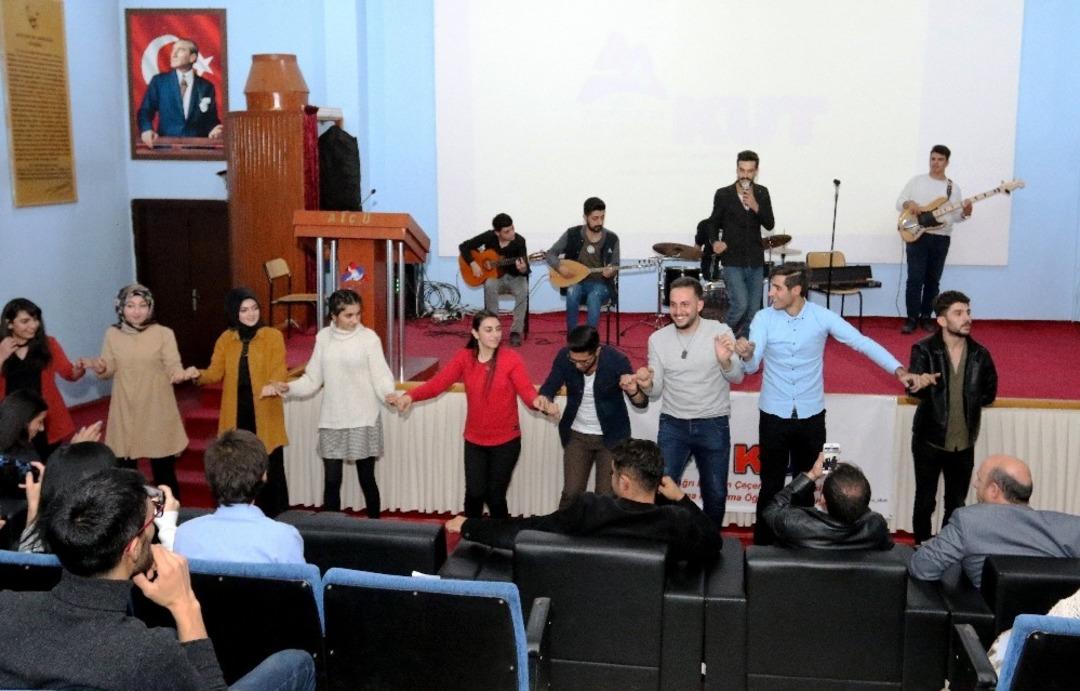 &Uuml;niversitesi &ouml;ğrencileri &lsquo;&Uuml;ş&uuml;yen &Ccedil;ocuk Kalmasın&rsquo; diye s&ouml;yledi