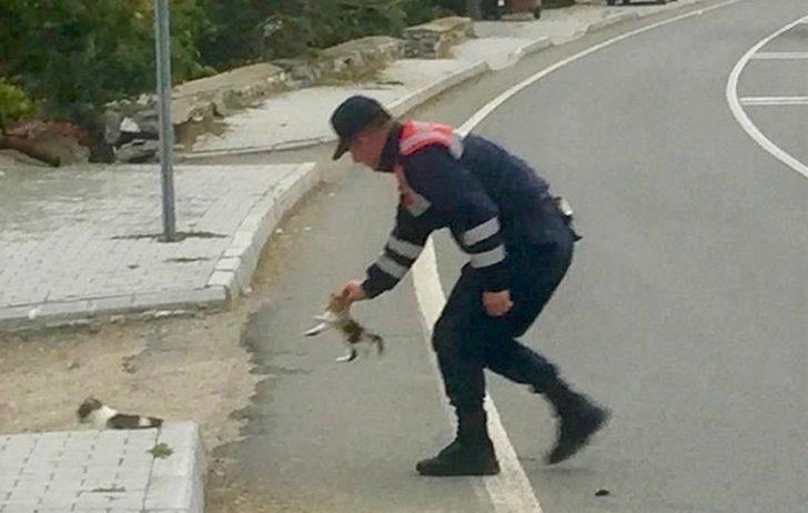 Jandarmadan duygulandıran davranış G4