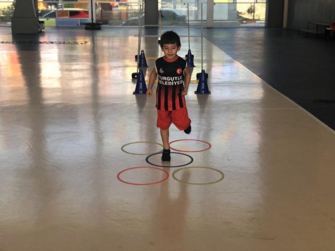 Turgutlulu &ccedil;ocuklar hem eğlendi hem yarıştı